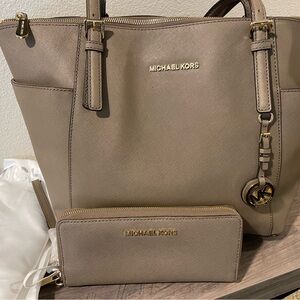 Michael Kors Tan Tote Bag/Wallet Set.
